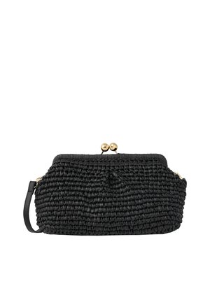 Zwarte geweven clutch met gouden sluiting en polsband, rechthoekige vorm met gestructureerd oppervlak op witte achtergrond.