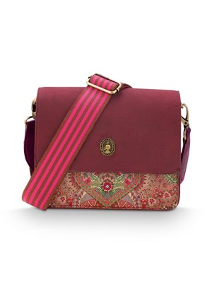 Paarse en gedessineerde crossbody tas met een bloemenprint, magnetische sluiting met klep en een gestreepte, verstelbare schouderriem. Accenten van goudkleurig beslag.