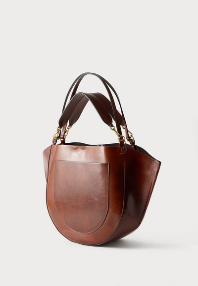 Geantă tote din piele maro, cu o textură netedă, corp mare curbat, două mânere superioare și un buzunar frontal cu accente rotunjite.