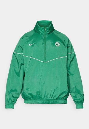 Chaqueta de nailon verde con un alto cuello, cierre de cremallera en la parte delantera, puños y cintura elásticos, con un detalle en blanco y un logotipo en el pecho.