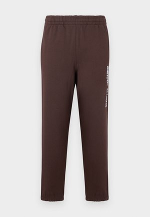 Pantalones jogger marrones hechos de tela suave, con una cintura elástica y un logo blanco impreso en la pierna izquierda. Puños ajustados en los tobillos.