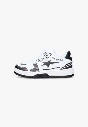 Scarpa da ginnastica bianca con disegni grafici neri, una forma a stella e la scritta "be inspired", con una fascia in velcro e suola nera.