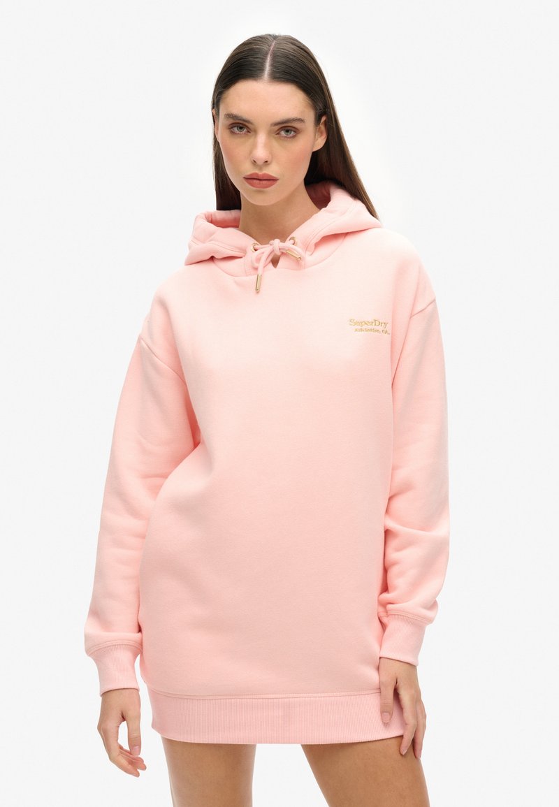 Felpa oversized rosa realizzata in tessuto morbido, con cappuccio regolabile, polsini a costine e un piccolo logo dorato sul petto.