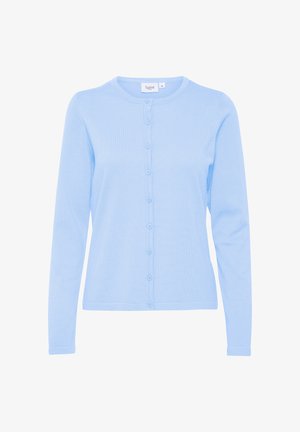 Světle modrý kardigan s dlouhým rukávem vyrobený z měkkého pleteného materiálu, s kulatým výstřihem a zapínáním na knoflíky v přední části, doplněný shodnými knoflíky.