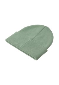 Strikket hue i blød grøn, med en rullet afslutning og en glat tekstur. Enkel design uden mønstre eller udsmykninger.