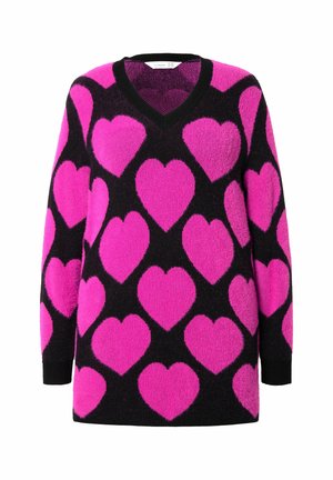 Roze trui met hartjespatroon op een zwarte achtergrond, voorzien van een V-hals en lange mouwen, gemaakt van een fluffy textuur.