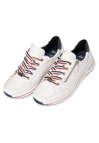 Bílé tenisky s nízkým profilem s tmavě modrými a červenými pruhovanými tkaničkami, bočním zipem, černou patní záložkou a modrými a červenými akcenty na podrážkách.