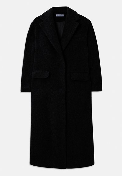 Dlouhý černý vlněný kabát s límcem, dvěma předními kapsami s klopou, dlouhými rukávy a náprsní kapsou, rozepnutý.
