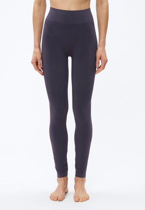 Dunkellila Leggings aus dehnbarem Stoff, mit hoher Taille und einem glatten, schlanken Design, ohne sichtbare Nähte oder Muster.