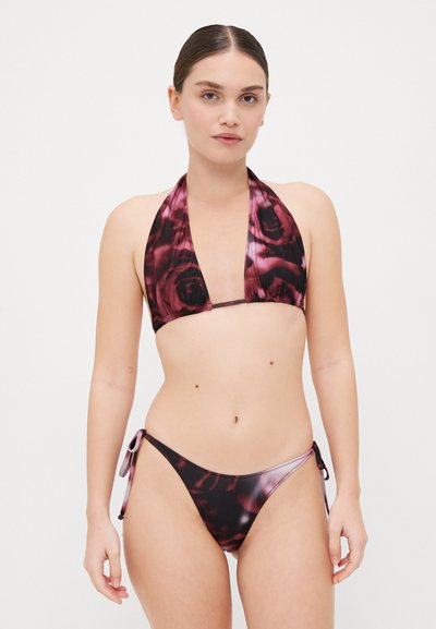 Bikini-sæt i sort og pink blomsterprint. Halterneck-top med en dyb udskæring. Bukserne har justerbare sidebånd og minimal dækning.
