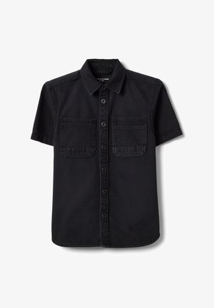 Chemise noire à manches courtes avec boutons, deux poches poitrine et col pointu, en tissu denim.