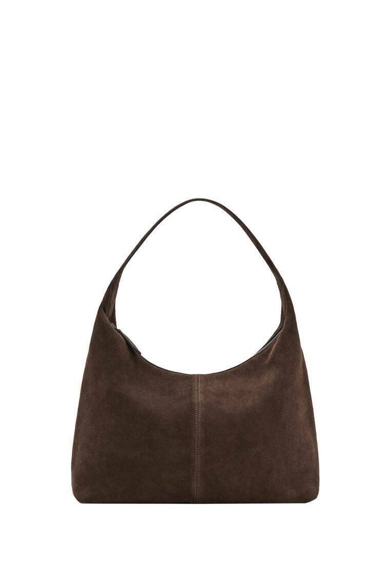 Bolso hobo de ante marrón con asa curva, textura suave y diseño sencillo. Presenta una costura central en la parte frontal para un detalle adicional.