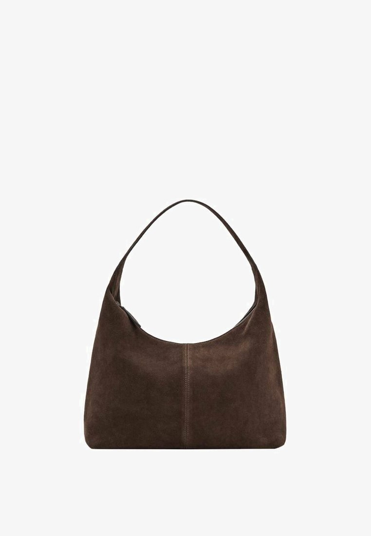 Bolso hobo de ante marrón con asa curva, textura suave y diseño sencillo. Presenta una costura central en la parte frontal para un detalle adicional.