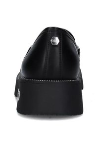 Scarpe in pelle nera con un design elegante, caratterizzate da una piattaforma alta, un accento in hardware esagonale e una texture liscia.