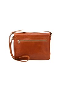 Borsa a tracolla in pelle marrone con una texture liscia, forma rettangolare, tracolla regolabile e tasca con zip anteriore. Dettagli in metallo argentato.