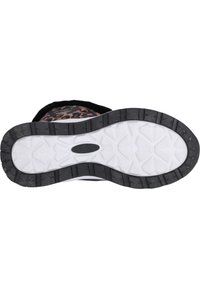 Semelle noir et blanc avec une surface en caoutchouc texturé, présentant un motif géométrique et une découpure au milieu pour plus de flexibilité.
