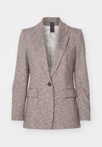 Rudas houndstooth tipo švarkas su įpjautais atlapais, vienu mygtuko užsegimu, dviem priekinėms kišenėms ir lygiu pamušalu. Audinys su faktūrinė struktūra išryškina subtilią raštą.