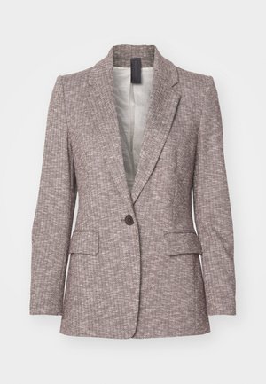 Smeđi houndstooth blazer sa rebrastim reverima, jednim dugmetom, dva prednja džepa i glatkim oblogom. Teksturisani materijal ima suptilan uzorak.