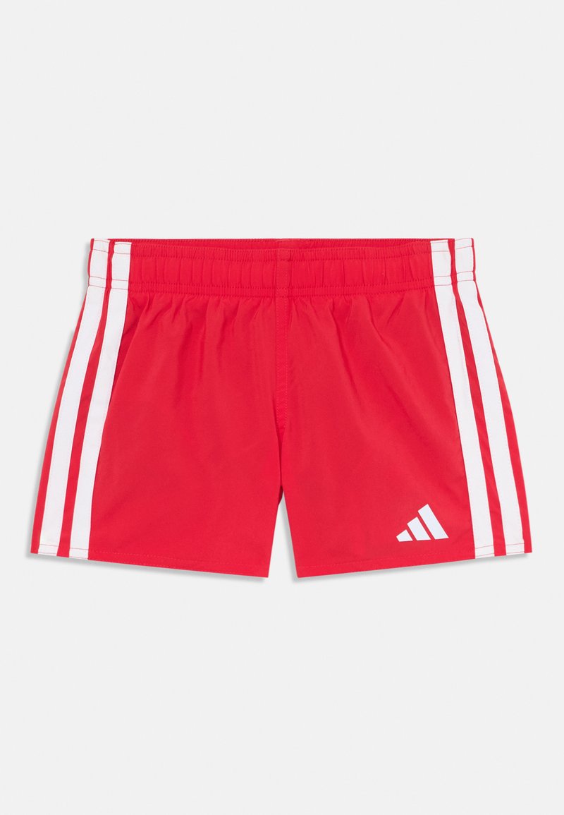 Červené športové šortky vyrobené z ľahkého materiálu, s bielymi bočnými pruhmi a bielym logom Adidas v dolnom pravom rohu.