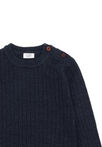 Marineblauer, gerippter Pullover mit Rundhals, ausgestattet mit zwei braunen Knöpfen an der Schulter und einem strukturierten Strickmuster.