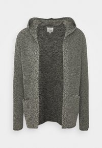 Szary dzianinowy kardigan z kapturem, z otwartym przodem i dwoma bocznymi kieszeniami. Teksturowana tkanina o mieszance jasnych i ciemnych odcieni szarości.