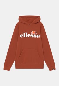 Sudadera con capucha de color óxido con un bolsillo tipo canguro y un gran logo blanco de "ellesse" en el frente, que incluye un elemento de diseño circular encima del texto.