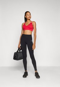 ICANIWILL DEFINE SEAMLESS V SHAPE BRA - Sportski grudnjak sa srednje jakom potporom - red cherry