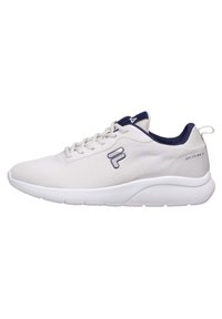 Scarpa sportiva bianca con parte superiore in mesh testurizzato e accenti blu navy. Presenta una suola ammortizzata, chiusura con lacci e dettaglio/logo sul lato.