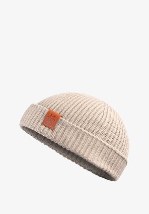 Beige gestrickte Mütze mit umgeschlagenem Rand, ausgestattet mit einem braunen Lederpatch mit Logo. Die Textur ist gerippt und leicht dehnbar.