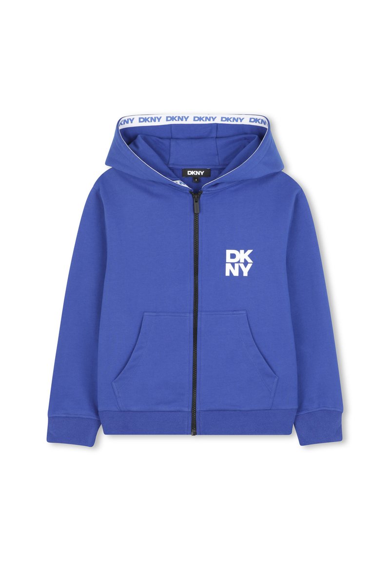 Sweat à fermeture éclair bleu fabriqué en tissu doux, avec un logo sur le devant, deux poches latérales et une capuche ornée d'un liseré de logo contrastant.