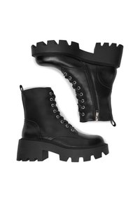 Czarne skórzane buty na sznurówki z masywną, postrzępioną podeszwą. Wyposażone w boczny zamek błyskawiczny i metalowe oczka na sznurówki. Gładka faktura.