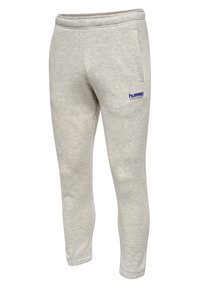 Hellgraue Sweatpants aus strukturiertem Material mit schmalem Schnitt, ausgestattet mit seitlichen Taschen und einem blauen gestickten Logo auf dem Oberschenkel.