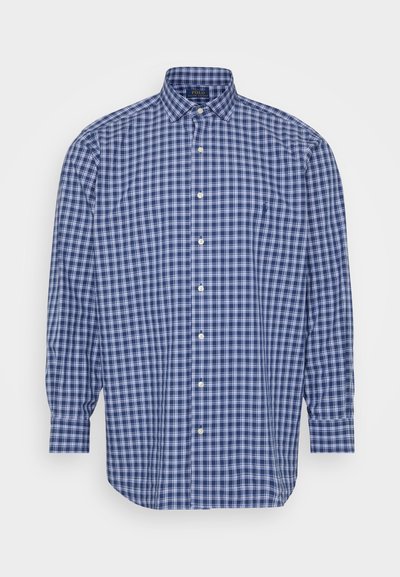 Μπλε και άσπρη καρό μακρυμάνικη πουκαμίσα με γιακά και κλασική εφαρμογή. Φτιαγμένη από βαμβάκι, διαθέτει μπροστινή τσέπη και κούμπωμα με κουμπιά.