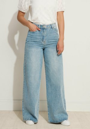 Lichtblauwe hoge taille wijde jeans met een gladde denimtextuur, voorzien van voorzakken en een enkele metalen knoopsluiting.