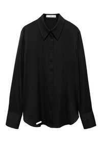 Chemise noire à manches longues en tissu lisse, dotée d'un col pointu, d'une fermeture à boutons sur toute la longueur et d'une base arrondie avec une fente sur le côté.