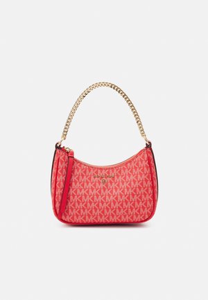 Sac à bandoulière rouge Michael Kors avec bandoulière chaîne dorée et motif logo MK sur tout le tissu, fermeture éclair et garniture en cuir.