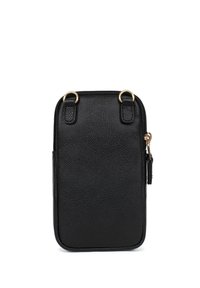 Custodia per telefono in pelle nera con superficie testurizzata, chiusura con zip, hardware dorato e anelli laterali per attacco. Forma rettangolare.