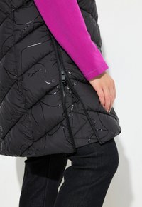 Ulla Popken HYPRAR LONG QUILTED - Väst - black