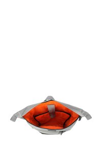Mochila gris con interior naranja, apertura superior y dos bolsillos internos. Confeccionada con un tejido duradero y equipada con un asa corta para transporte.