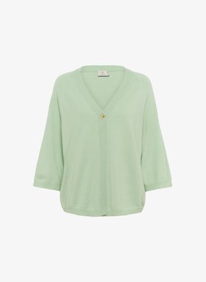 Hellgrüner Cardigan mit V-Ausschnitt, 3/4-Ärmeln, einem einzelnen Knopfverschluss und einer weichen Textur. Hergestellt aus einem leichten Stoff.