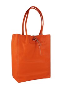 Oranje leren totebag met een gestructureerd oppervlak, twee schouderbanden en een trekkoordsluiting. Rechthoekige vorm met een platte bodem.