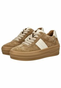 Sneaker in suede marrone con dettagli in pelle beige, punta rotonda, suola spessa e chiusura con lacci texturizzati. Presenta strisce laterali in bianco sporco.