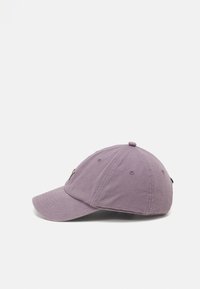 Boné de beisebol roxo em algodão com aba curvada, tecido texturizado e seis orifícios de ventilação, apresentando um detalhe de logotipo na frente.