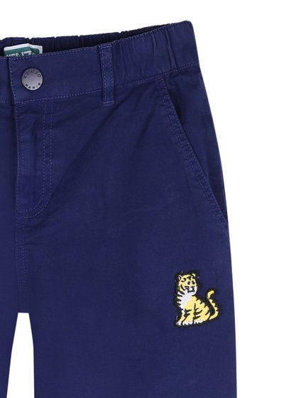 Granatowe bawełniane spodnie z elastycznym pasem, ozdobione żółto-czarnym haftowanym tygrysem na prawym kieszeni.