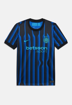 Maglietta da calcio a strisce nere e blu, realizzata in tessuto traspirante. Presenta il logo Nike, il marchio "betsson.sport" e il crest del club con due stelle.