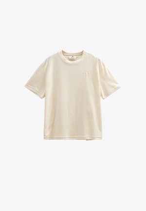T-shirt beige in cotone a maniche corte con scollo rotondo e piccolo logo discreto sul lato sinistro del petto.