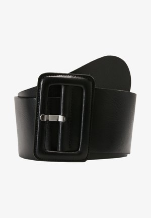 Schwarzer Ledergürtel mit einem breiten Design, ausgestattet mit einer rechteckigen silbernen Schnalle und detaillierten Nähten entlang der Kanten für zusätzliche Textur.
