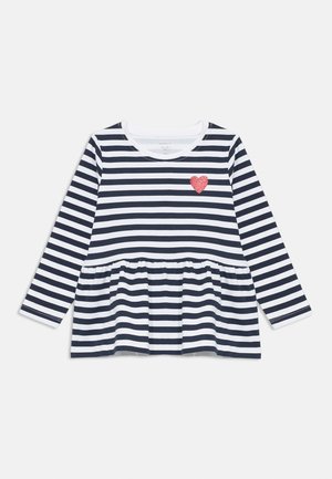 Maglia a maniche lunghe a righe blu navy e bianche con scollatura bianca e orlo arricciato, caratterizzata da un accento a forma di cuore rosso glitterato sul lato sinistro del petto.