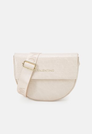 Beige kabelka crossbody ve tvaru půlměsíce s embossovaným krokodýlím vzorem, nastavitelným popruhem a zlatým logem "VALENTINO" na přední klopě.