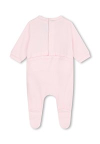 Body rose pour bébé en tissu doux, avec des manches longues, des boutons-pression au dos et un design avec pieds pour plus de chaleur.
